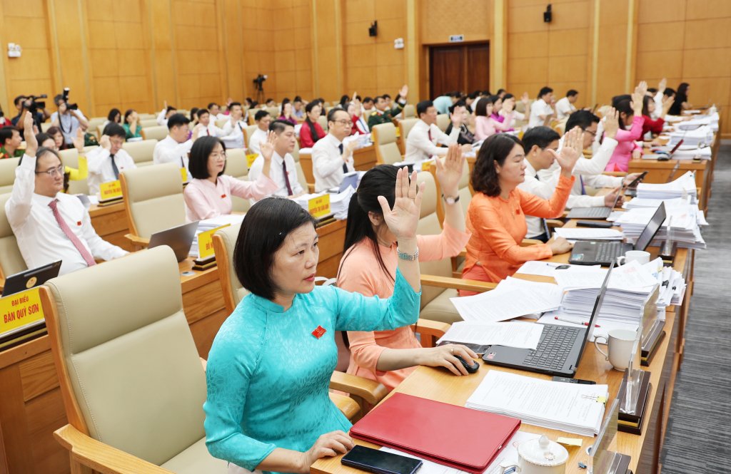 Các địa biểu xác nhận kết quả phiếu bầu. Ảnh: Vũ Tiệp