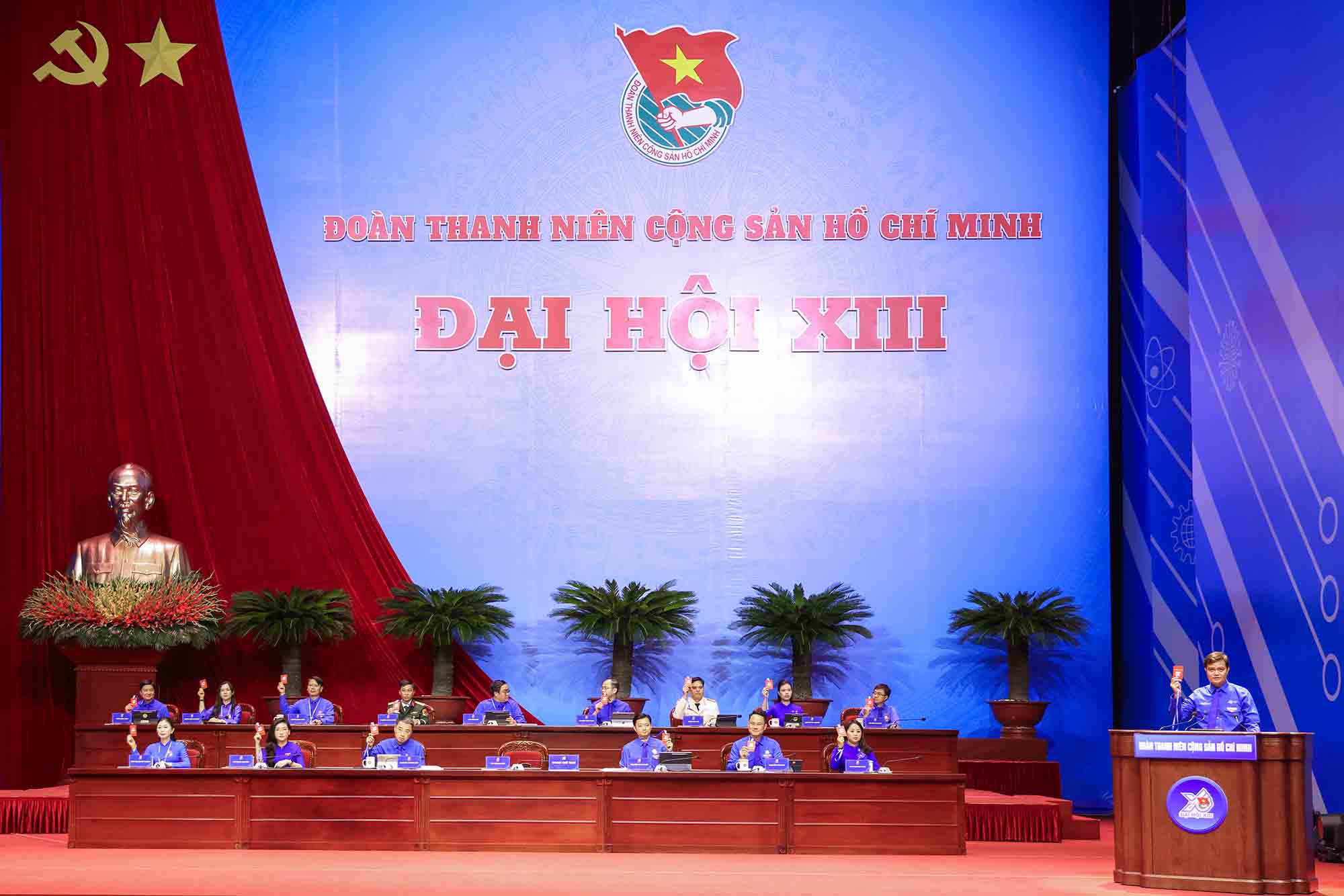 Đoàn Chủ tịch đại hội tại phiên làm việc thứ nhất. Ảnh: Quang Vinh 