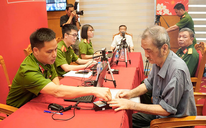 Thân nhân liệt sĩ tại buổi lễ, lấy sinh phẩm ADN. Ảnh: Quang Việt