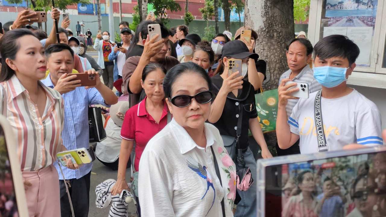 Artist Hong Nhung (wearing sunglasses) present at the appellate hearing on June 23. Photo: Anh Tu.