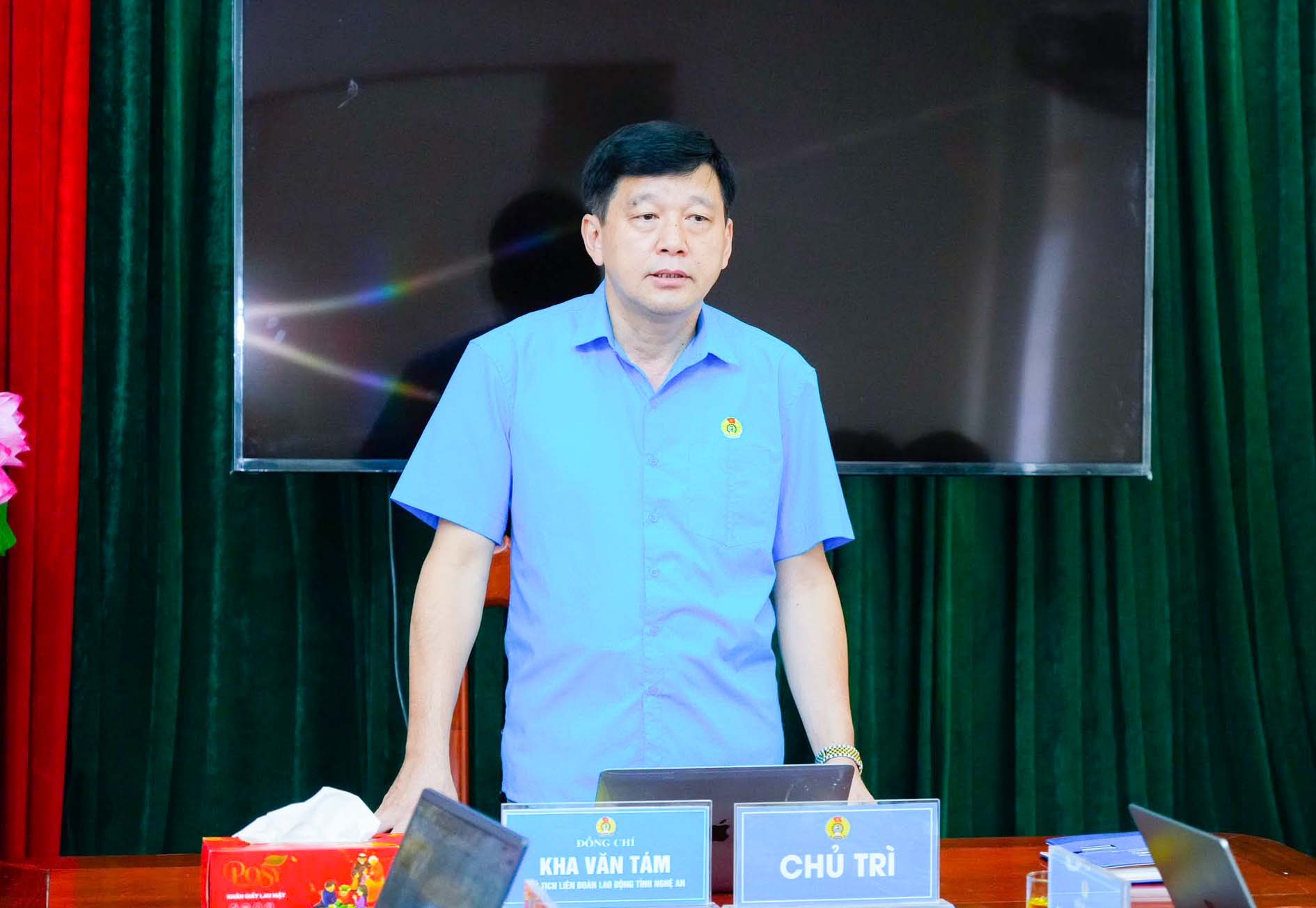Chủ tịch Liên đoàn Lao động tỉnh Nghệ An Kha Văn Tám phát biểu chỉ đạo hội nghị. Ảnh: Duy Chương