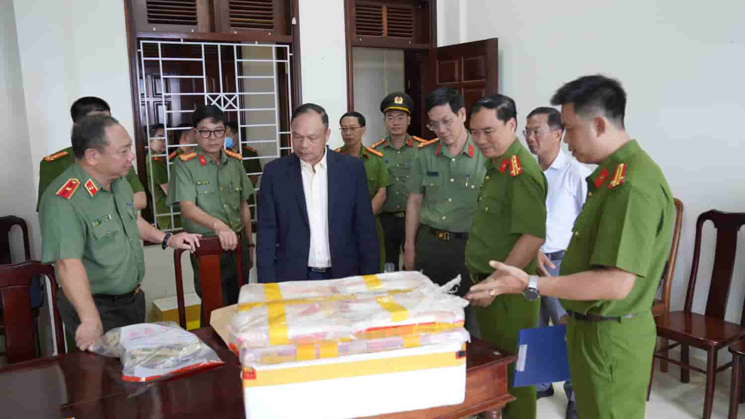 Lãnh đạo UBND tỉnh và Công an tỉnh Gia Lai kiểm tra tang vật vụ án ma túy lớn. Ảnh: Thúy Trinh 