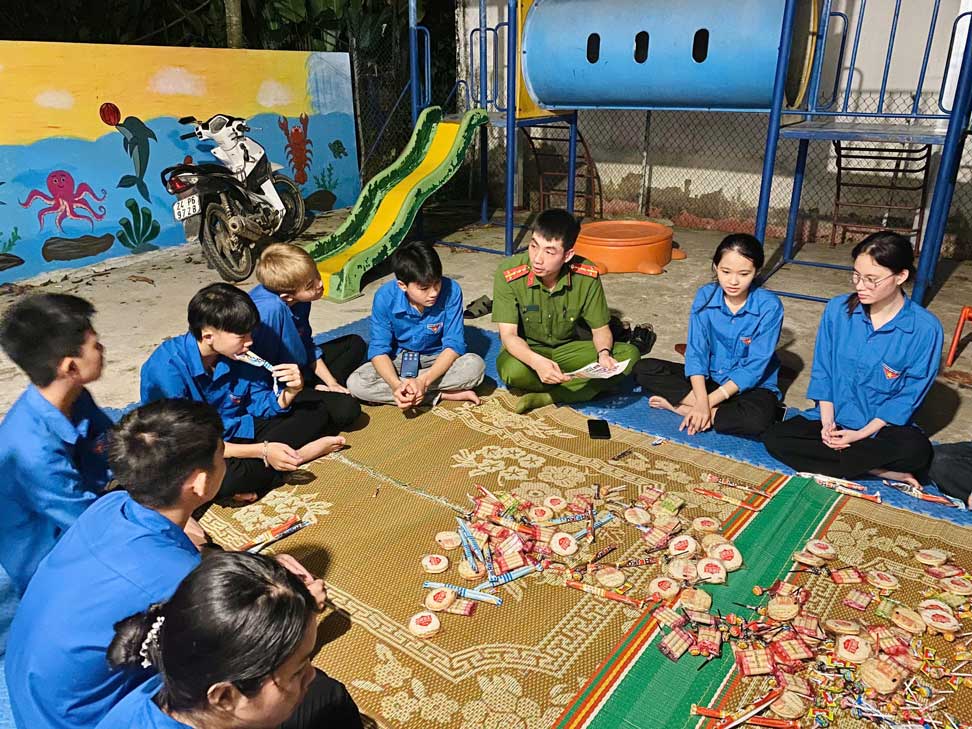 Công an xã Bản Lầu tuyên truyền pháp luật cho đoàn viên, thanh thiếu niên trong dịp hè. Ảnh: CA Lào Cai