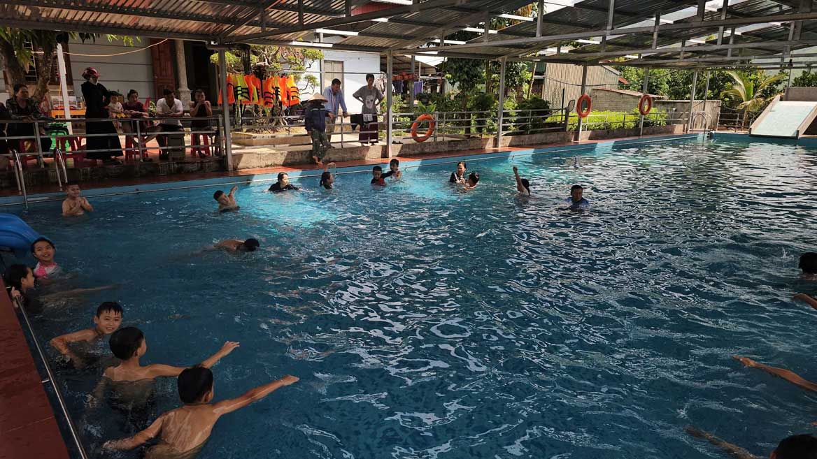 Công an xã Châu Quế hướng dẫn trẻ em kỹ năng phòng chống đuối nước trong dịp hè. Ảnh: CA Lào Cai