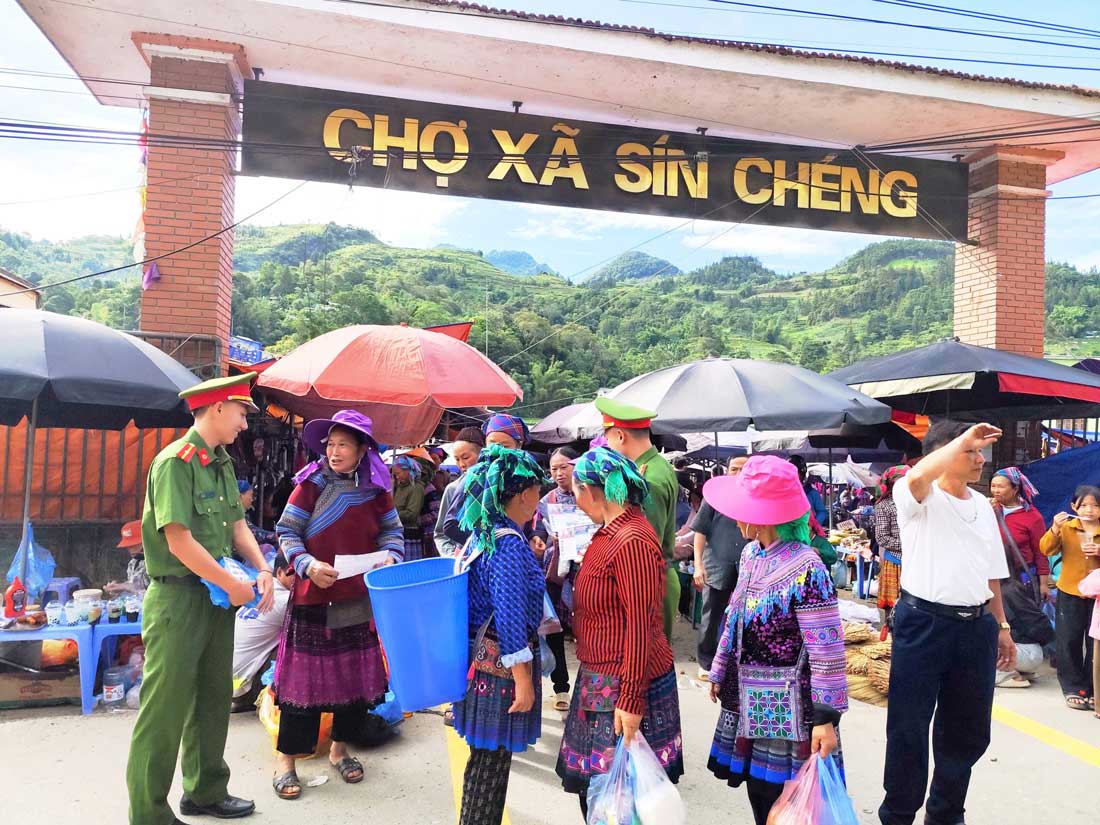 Sin Cheng Commune Police promote propaganda and mobilize people to join hands in preventing and combating drugs. Photo: Lao Cai Police