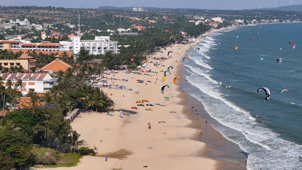 Bãi biển ở Mũi Né thu hút du khách chơi lướt ván diều. Ảnh: Duy Tuấn 