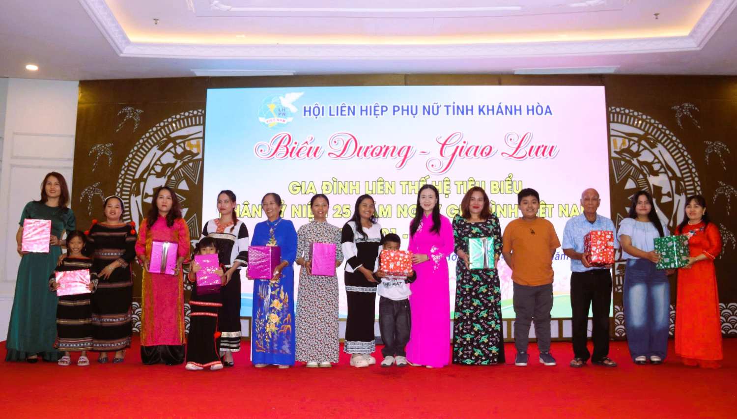 Khanh Hoa Provincial Women's Union commends 70 typical intergenerational families, spreading Vietnamese family values. Photo: Phuong Linh