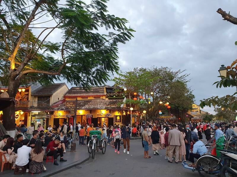 Tourists come to Hoi An ancient town (Da Nang). Photo: Thu Giang