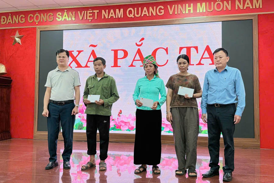 Phó Vụ trưởng Vụ Tuyên truyền công tác dân tộc, tôn giáo Ma Thế Luận (ngoài cùng, bên phải) thăm hỏi 03 hộ có người tử vong do sạt lở đất tại xã Pắc Ta (Lai Châu). Ảnh: Bộ DTTG