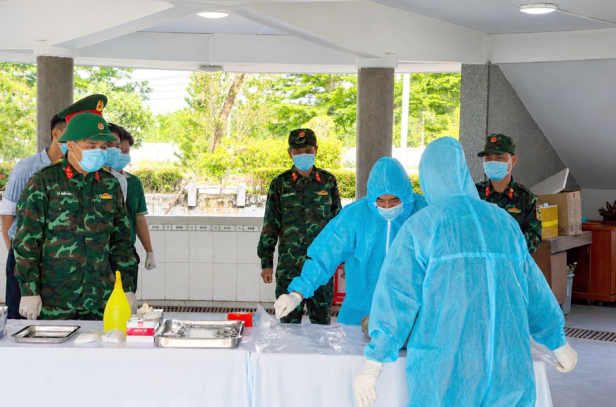 Lực lượng chuyên môn thực hiện lấy mẫu sinh phẩm liệt sĩ. Ảnh: Việt Tiến