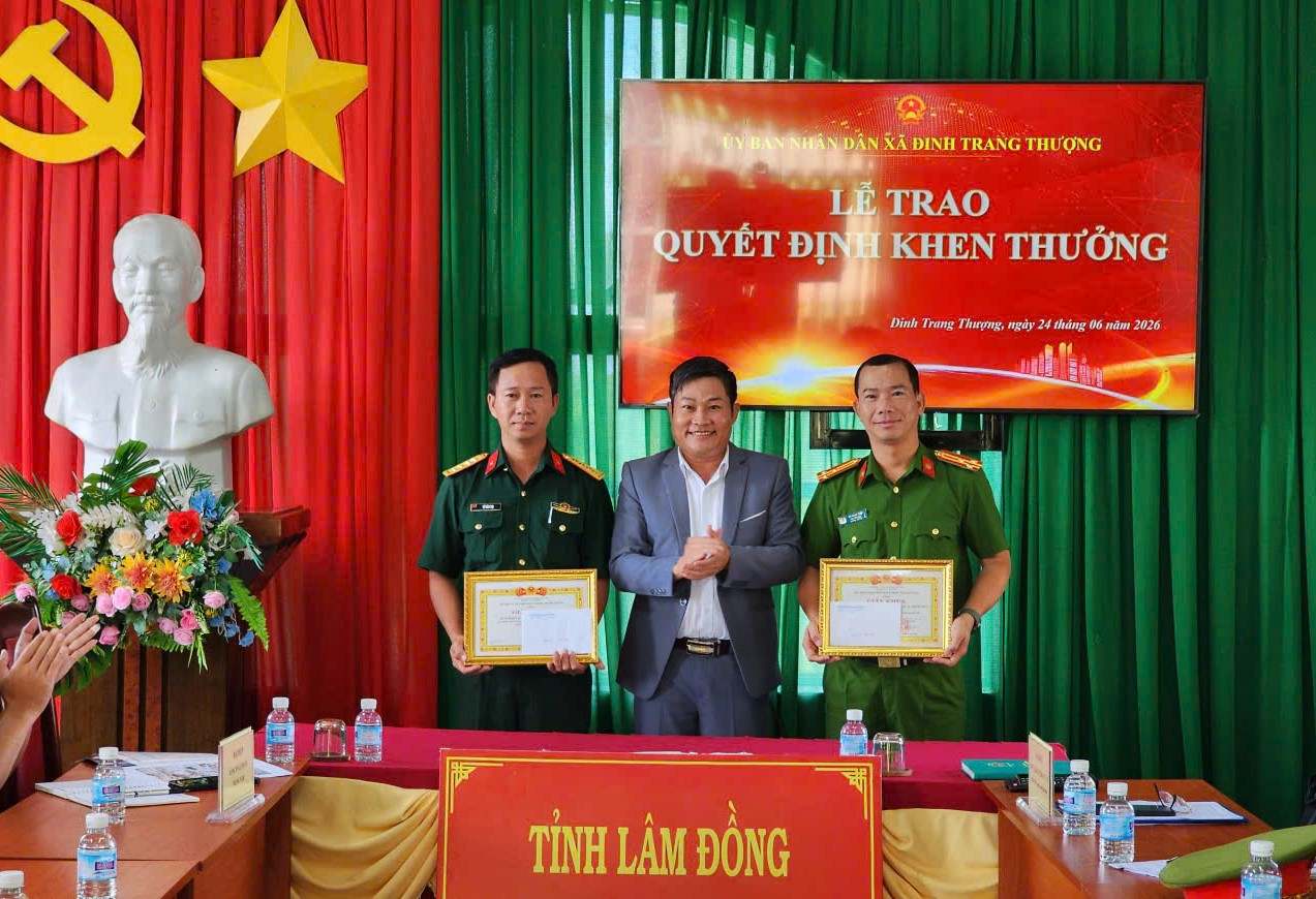 Lãnh đạo xã Đinh Trang Thương trao khen thưởng cho 2 tập thể Ban Chỉ huy Quân sự xã và Công an xã. Ảnh: Phúc Khánh