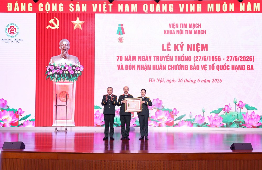Thừa ủy quyền của Chủ tịch nước, Thượng tướng Lê Quang Minh trao Huân chương Bảo vệ Tổ quốc hạng Ba tặng Khoa Nội Tim mạch. Ảnh: benhvien108.vn