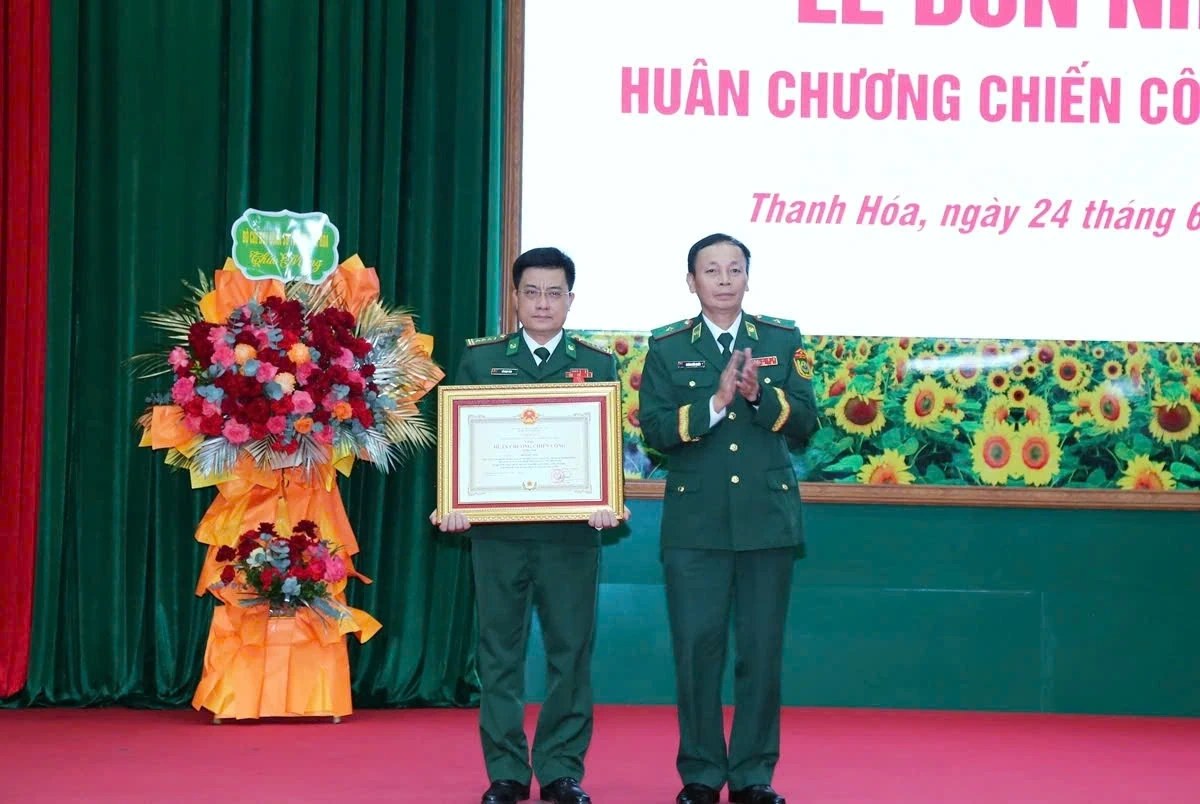 Authorized by the President, Major General Hoang Huu Chien - Deputy Commander, Chief of Staff of the Border Guard - awarded the Second-class Military Exploit Medal to Colonel Do Ngoc Vinh - Commander of the Border Guard Command of Thanh Hoa province. Photo: Quoc Huong