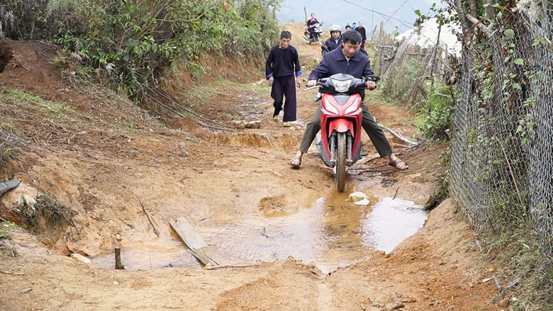 Đường xuống cấp khiến người dân thôn Háng Đề Đài đi lại khó khăn. 