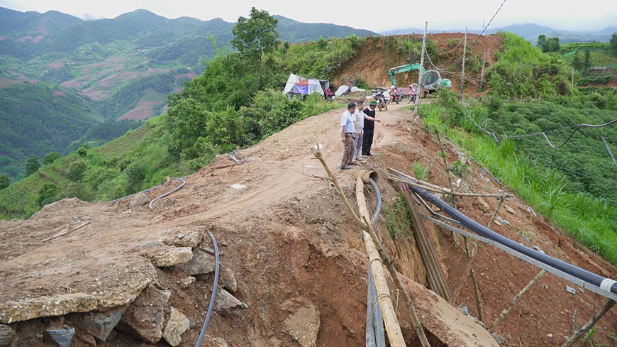 Đoạn đầu tuyến đường nối từ Quốc lộ 32 vào thôn Háng Đề Đài đã bị xói mòn do không có cống và rãnh thoát nước. 