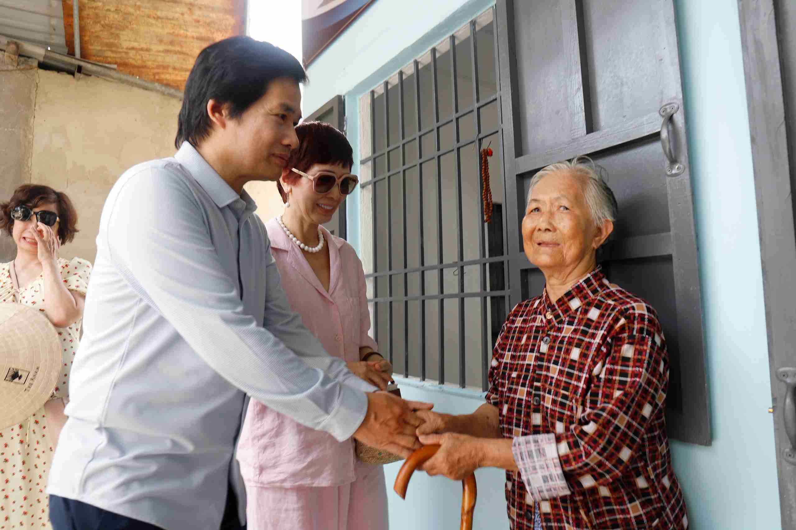 Trao 2 nhà tình nghĩa cho người dân có hoàn cảnh khó khăn ở Cam Lâm