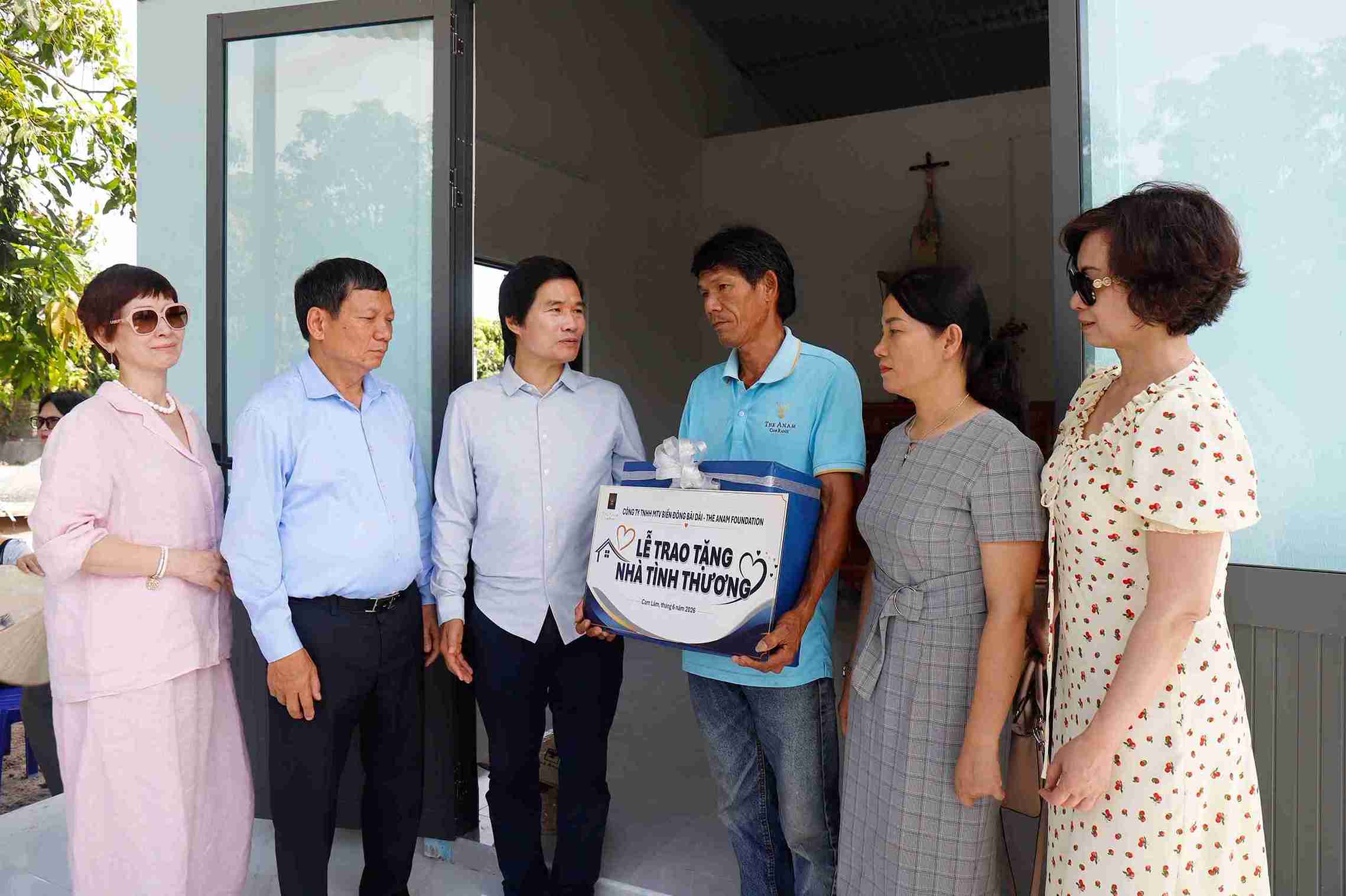 The locality has just awarded houses of gratitude to people in difficult circumstances in Cam Lam. Photo: Huu Long