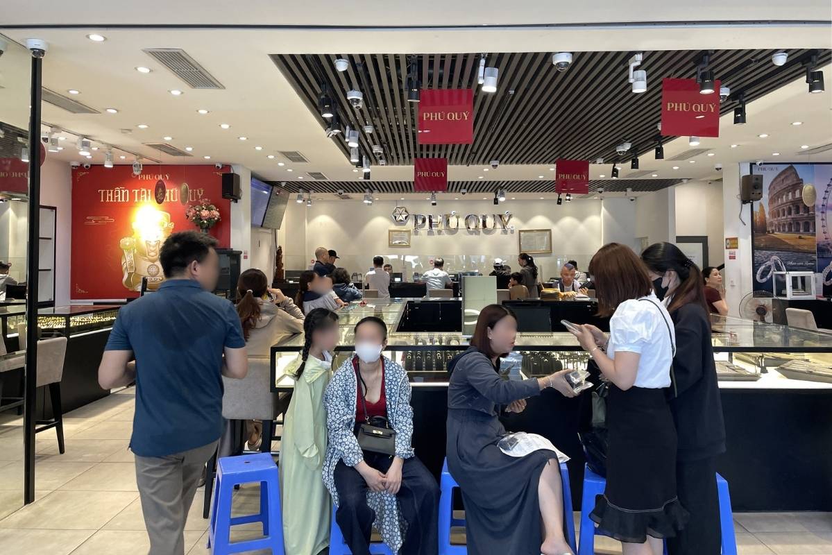 According to reporters' records, the number of customers coming to transact at stores on Cau Giay street is not too large. Photo: Ha Linh