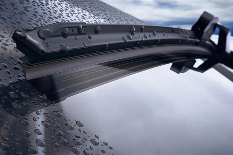 Clean car wipers will help maintain clear visibility when driving. Photo: Nguyen Tuan