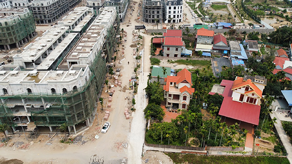 Thuy Nguyen Ward People's Committee requests to resolve the issue of common walkways between residential areas and new urban areas. Photo: Mai Chi
