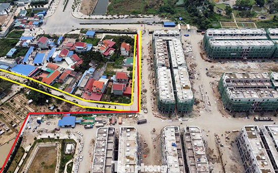 Thôn Chân Lầm chỉ có duy nhất một đường bê tông (vùng khoanh vàng) đi chung rộng 8m từ nhiều đời nay, dự án đã dựng rào chắn, xây tường bao, đổ bê tông ngăn cách (vùng khoanh đỏ) khiến tổ dân phố bị cô lập. Ảnh: Mai Chi