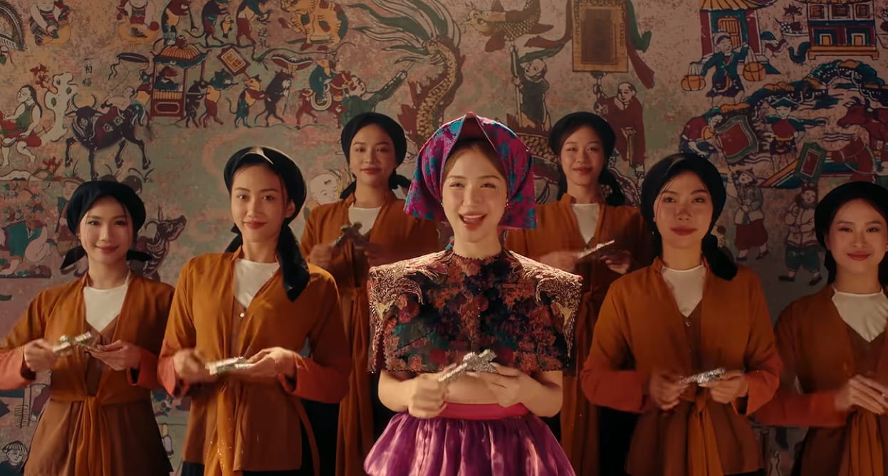 Images of Dong Ho painting village are recreated in Hoa Minzy's MV "Bac Bling". Photo cut from video