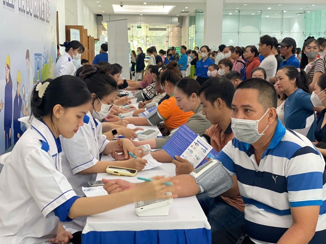 Người lao động được tham gia khám sức khoẻ miễn phí. Ảnh: Như Quỳnh