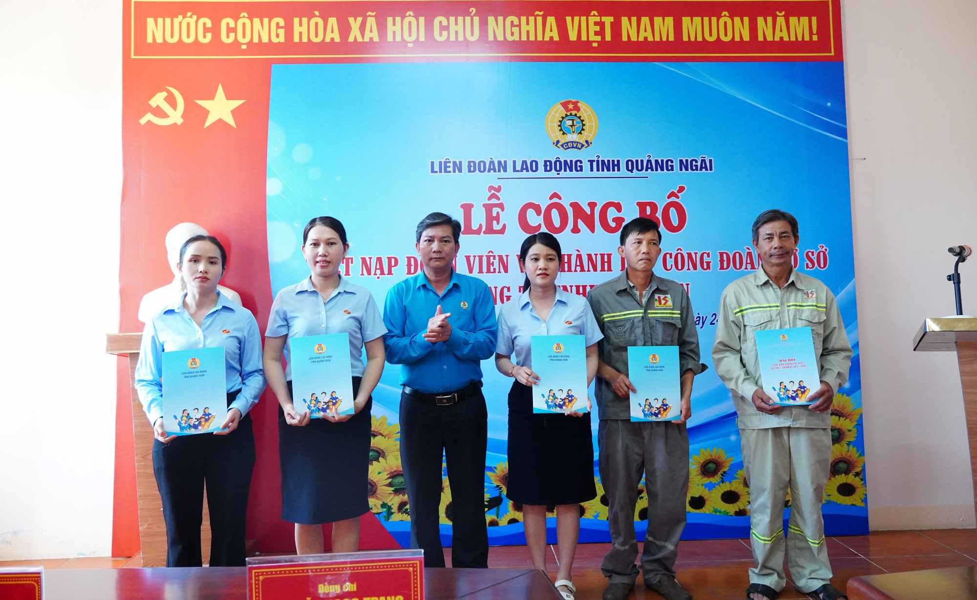Leaders of the Quang Ngai Provincial Labor Federation awarded decisions recognizing employees and workers of Kim Son Co., Ltd. as trade union members. Photo: Bao Hoa