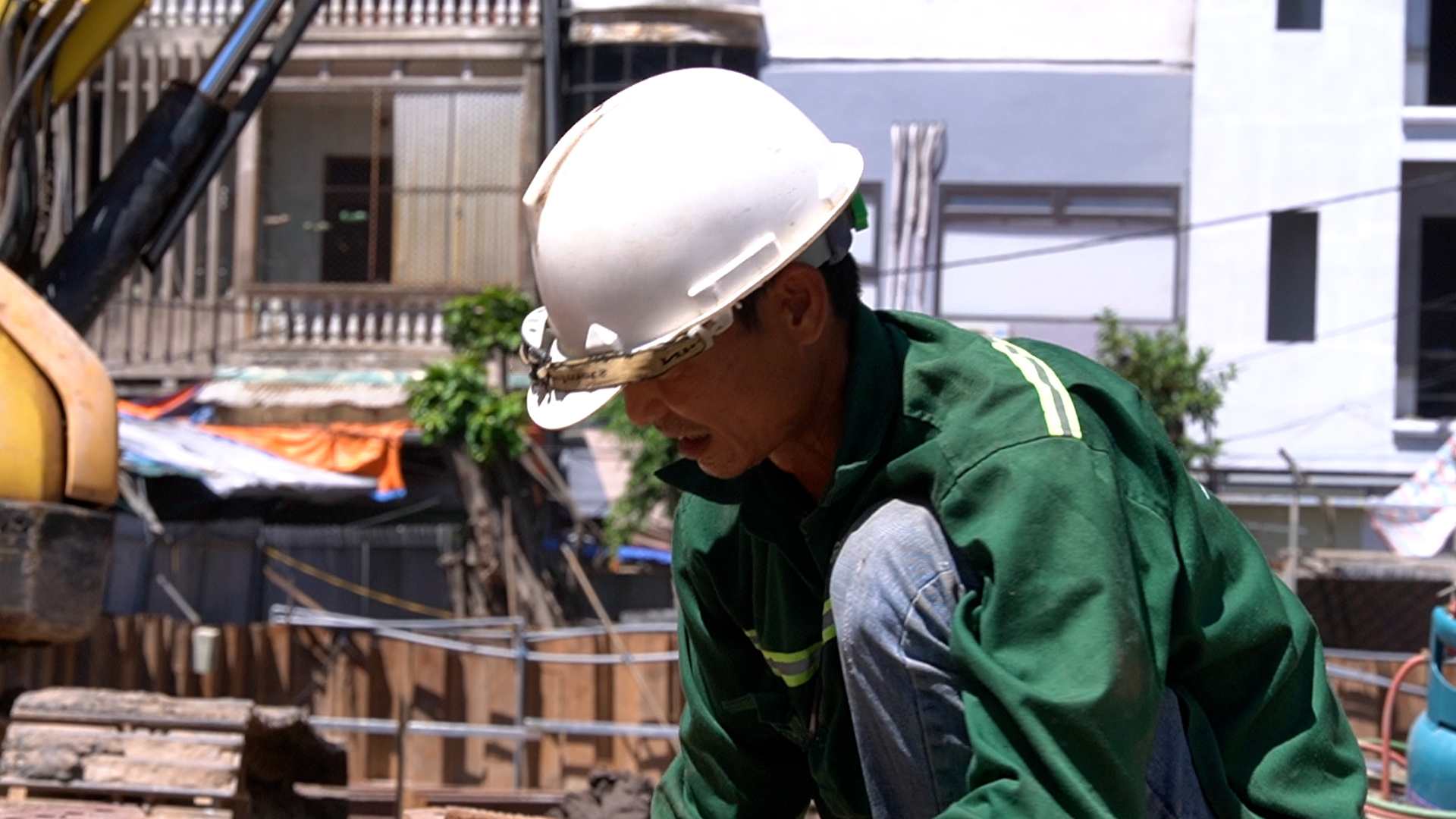 Hanoi is scorching hot, workers struggle with outdoor work.