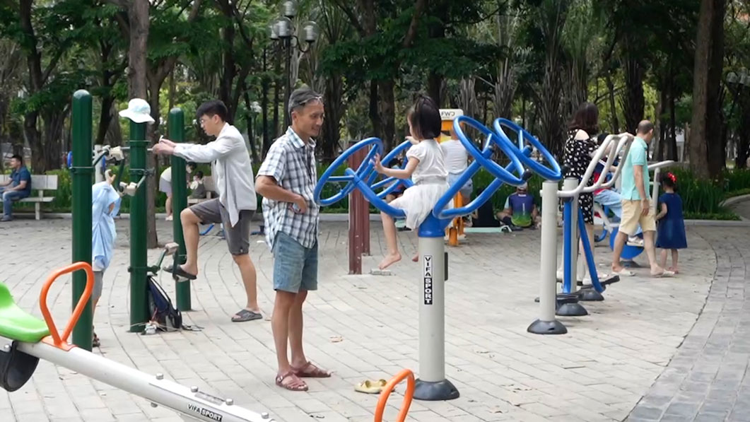 祖父母は夏の日に孫を預かるが、両親は共通の言語を見つけようと苦労する.