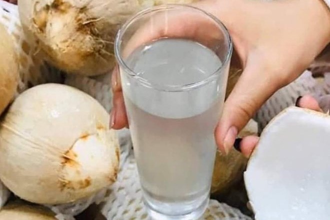 Coconut water contains many important minerals with antioxidant activity that helps the liver detoxify. Photo: Thu Thuy