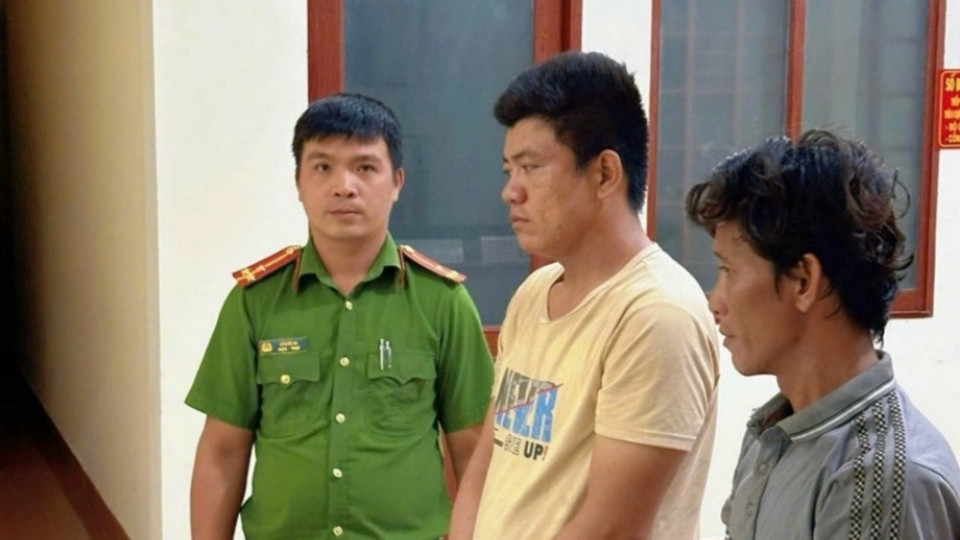 Cơ quan điều tra thi hành lệnh bắt tạm giam hai bị can tàng trữ trái phép ma túy. Công an Vĩnh Long