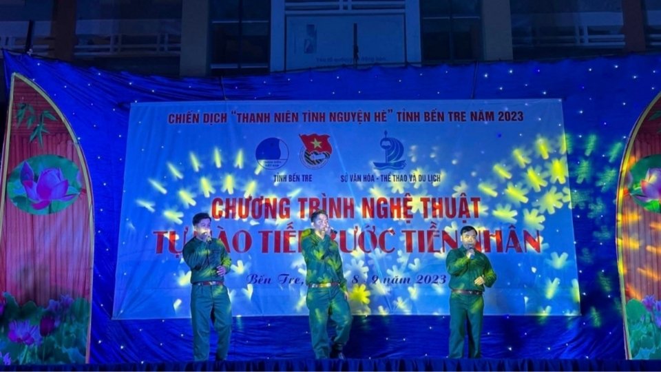 Mobile art performance space spreads traditional cultural values to many classes of people. Photo: Vinh Long Provincial Youth Union