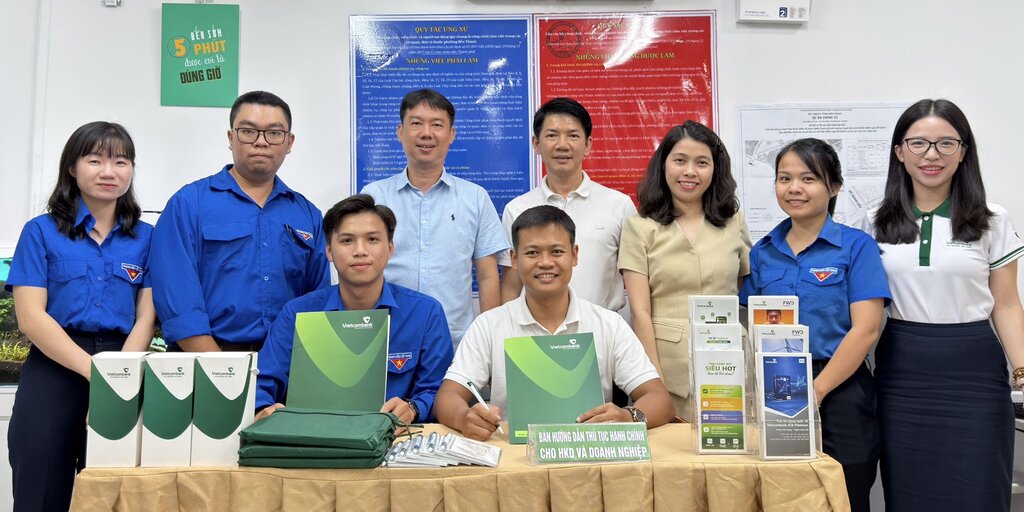 The "One destination - many supports" model helps people, business households, and businesses not only complete administrative procedures but also receive advice and connect to arising needs. Photo: Ben Thanh Ward