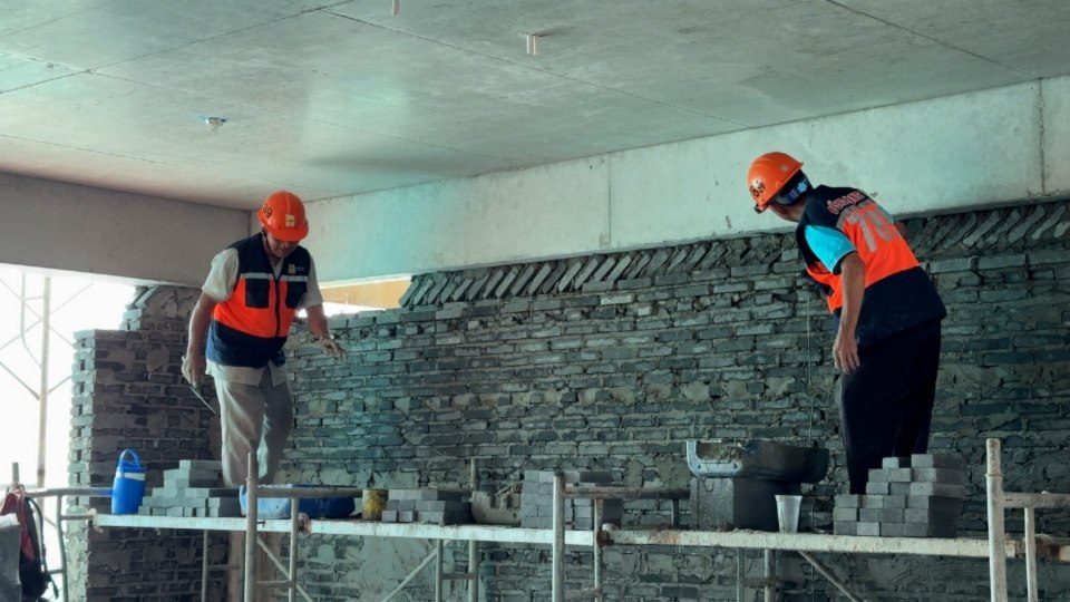 Công nhân thi công tại dự án Nhà ở xã hội Công đoàn Giao Long tranh thủ thời tiết thuận lợi để đẩy nhanh tiến độ. Ảnh: Hoàng Lộc