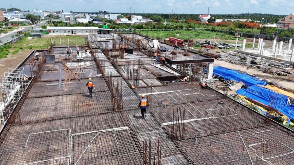 Building A2 of the Giao Long Trade Union Social Housing project has completed its rooftop after nearly 9 months of construction. Photo: Hoang Loc