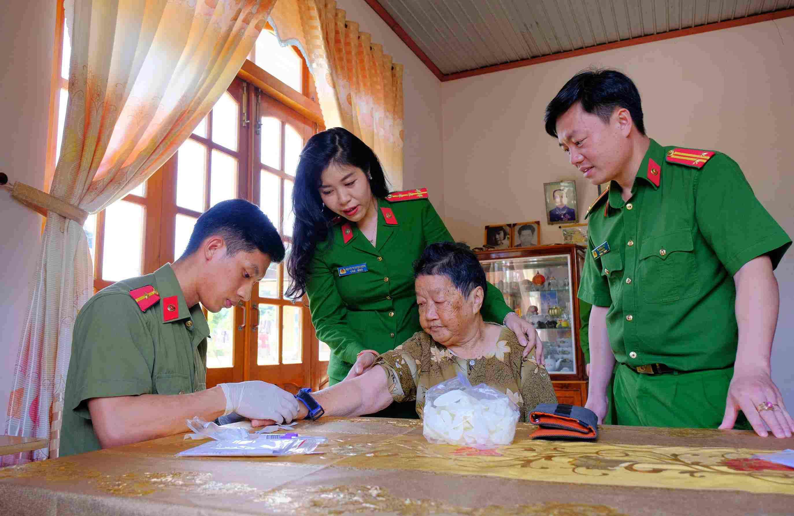Lam Dong Provincial Police coordinate to collect DNA samples at home for Vietnamese Heroic Mothers. Photo: Nhat Minh