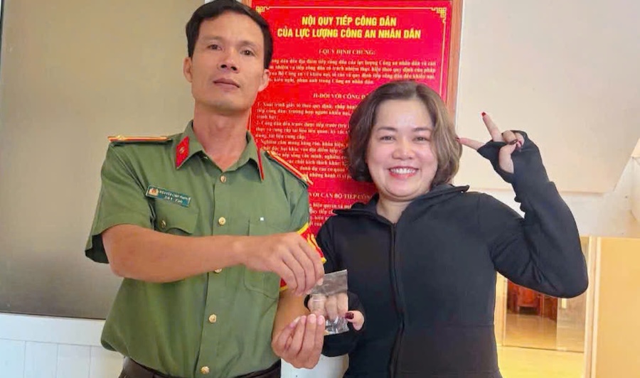 The woman picked up the gold necklace and took it to Vinh Linh Commune Police to find the person who dropped it to return it. Photo: Vinh Linh Commune Police