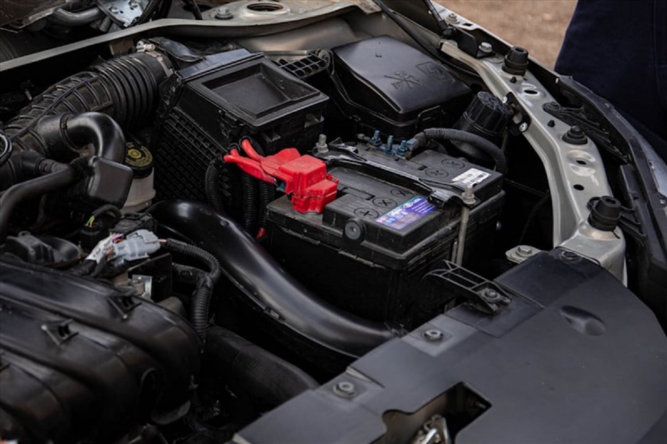 Car owners should check and maintain car batteries periodically to limit incidents in hot weather in the summer. Photo: Phong Lan