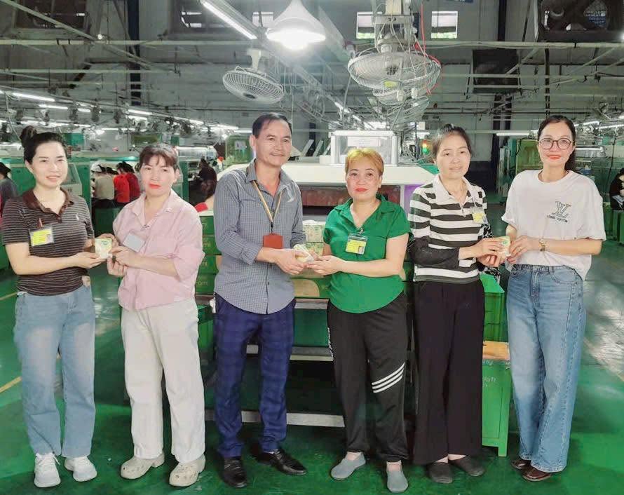 Workers excitedly receive gifts from the Trade Union organization. Photo: Bich Phuong