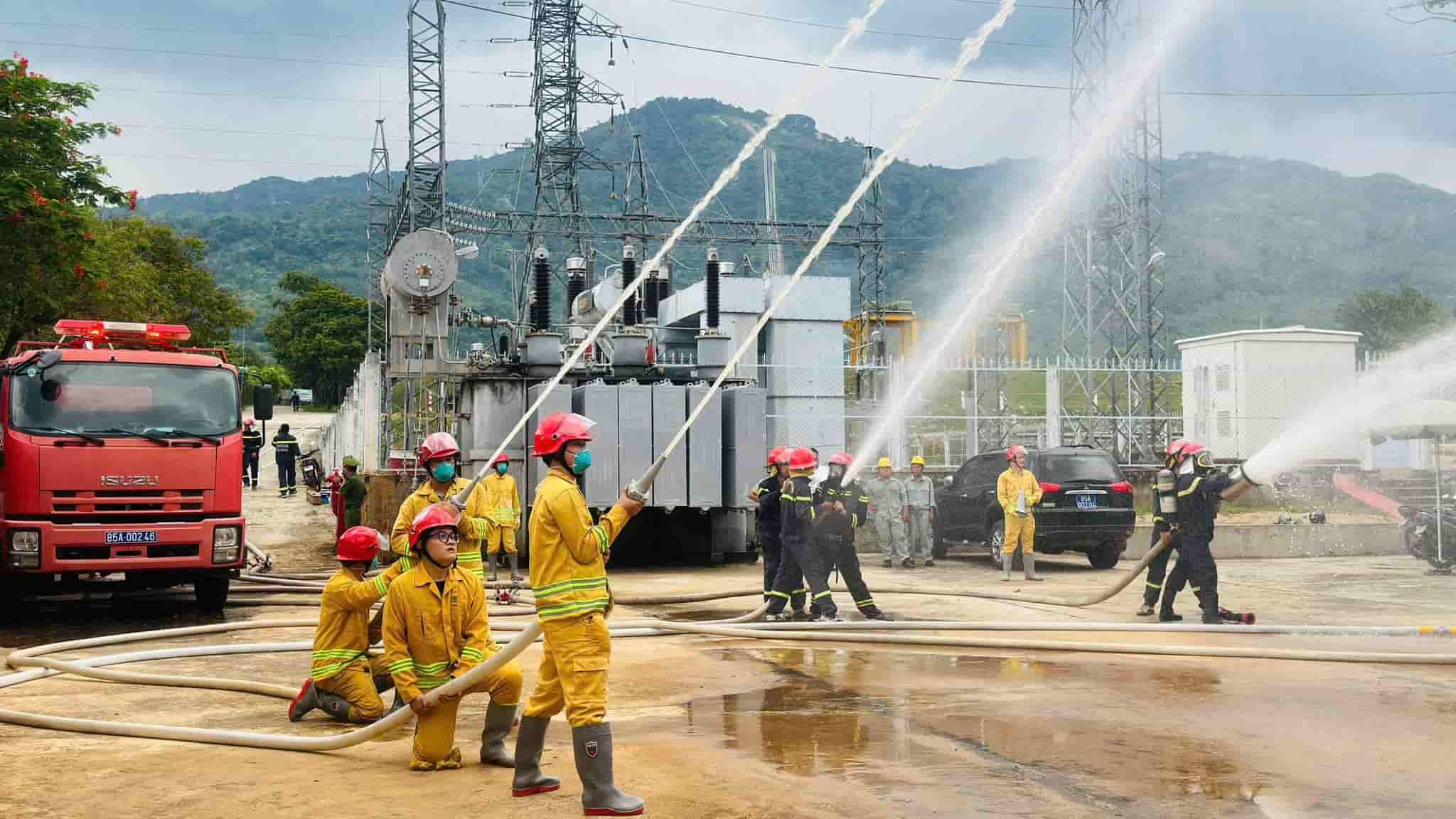 Functional agencies organize fire fighting and rescue drills. Photo: Police provided
