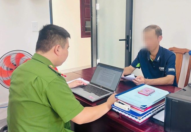 Công an xã Avương, Đà Nẵng xử phạt người đàn ông đánh vợ. Ảnh: CACC