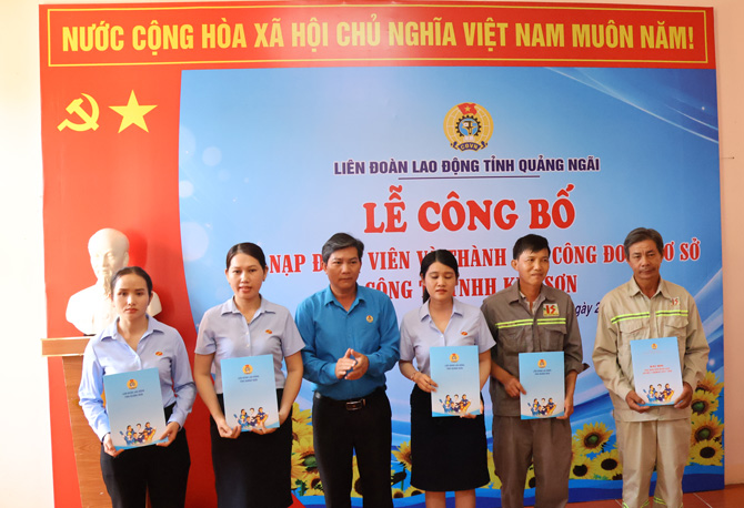 The Provincial Labor Federation awarded the decision to establish the grassroots Trade Union of Kim Son Co., Ltd. Photo: Thanh Tuan