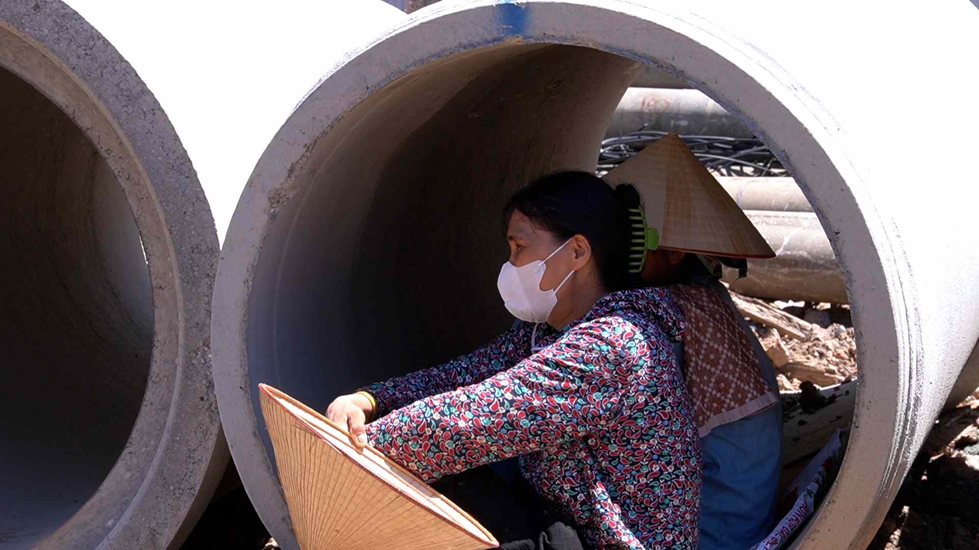 Construction sewer pipes become temporary sun shelters for workers. Photo: An Phuong