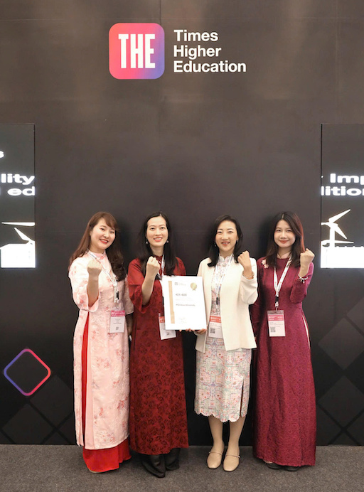 Đại diện Đại học Phenikaa nhận chứng nhận THE Impact Rankings 2026. Ảnh: Nhà trường cung cấp