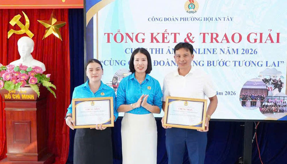 Hoi An Tay Ward Trade Union summarizes and awards the online photo contest "Together with the Trade Union - steadily moving towards the future". Photo: Da Nang Trade Union