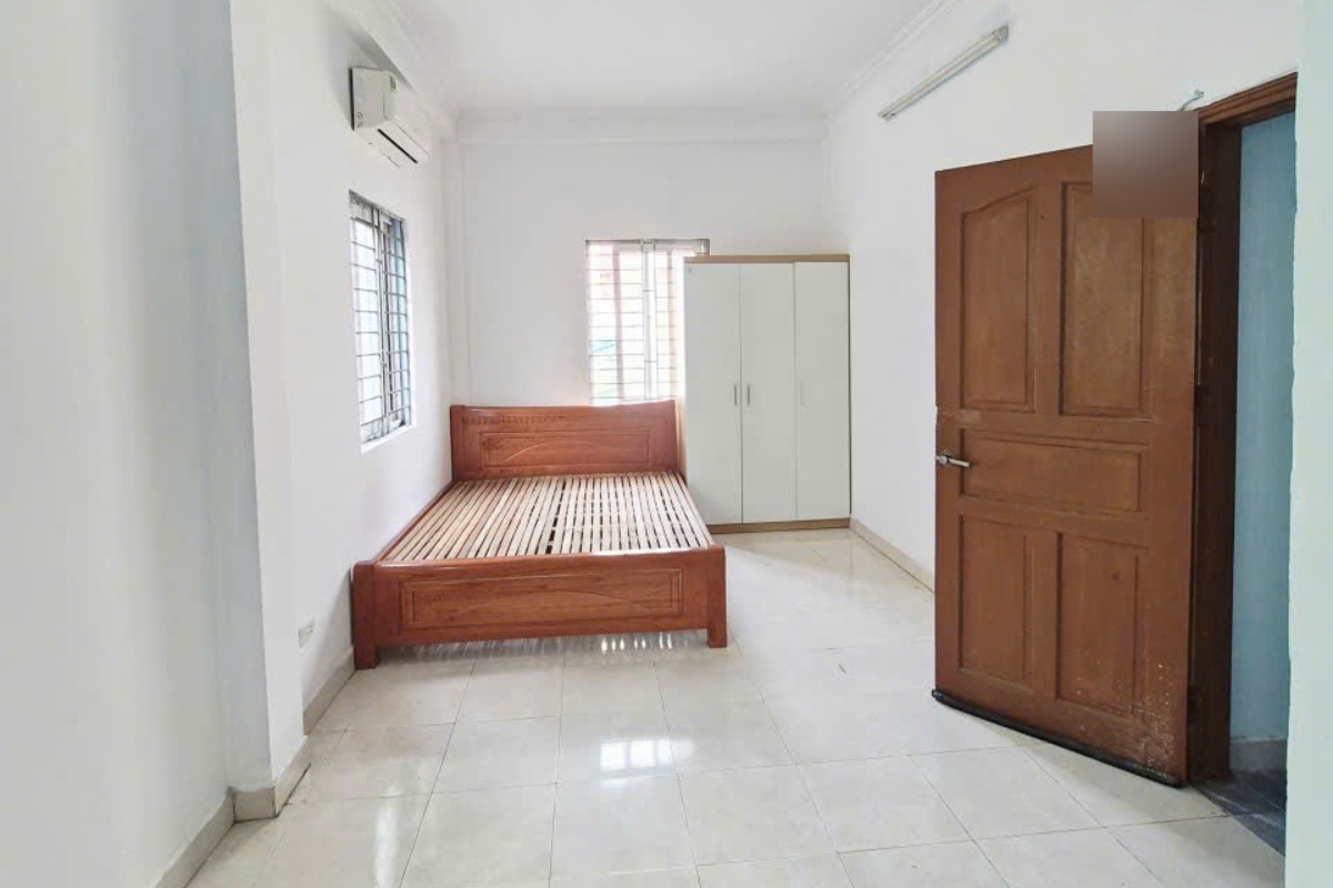 Căn phòng ở tầng 5  (thang bộ), được cho thuê với mức giá 3,5 triệu đồng/tháng, chưa bao gồm phí dịch vụ. Ảnh: Như Hạ