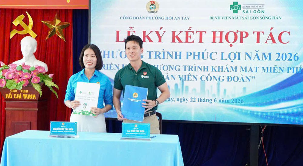 Hoi An Tay Ward Trade Union coordinates with Saigon Han River Eye Hospital to organize the signing ceremony of a cooperation agreement and implement the 2026 Welfare Program "Free eye examination for union members and workers". Photo: Da Nang Trade Union