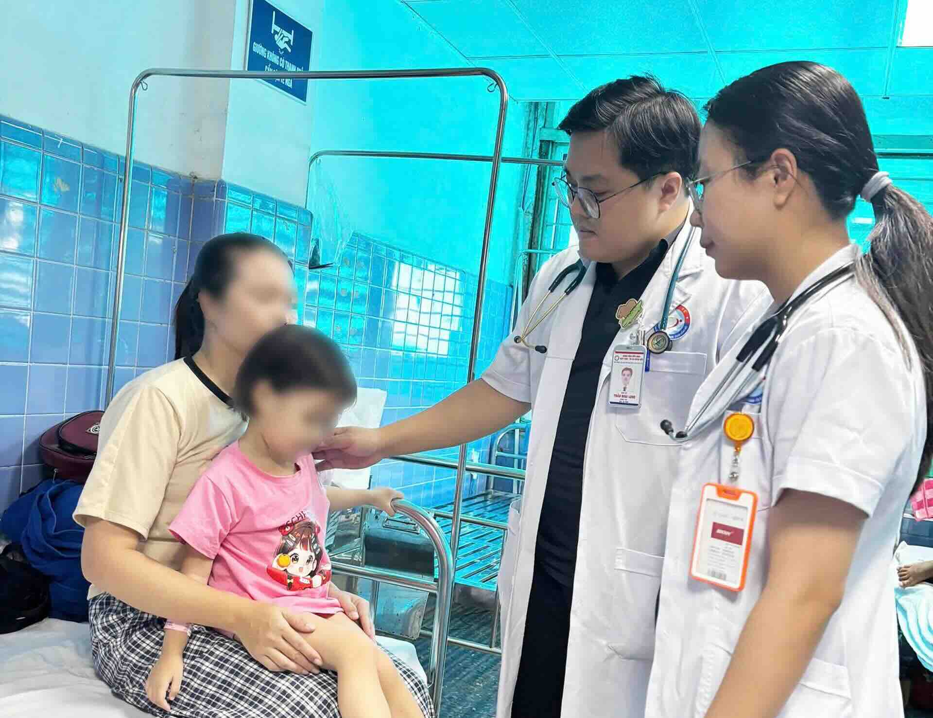 Doctors examine after removing the hair bun from the stomach of a 4-year-old child. Photo: Vietnam - Cuba Dong Hoi Friendship Hospital