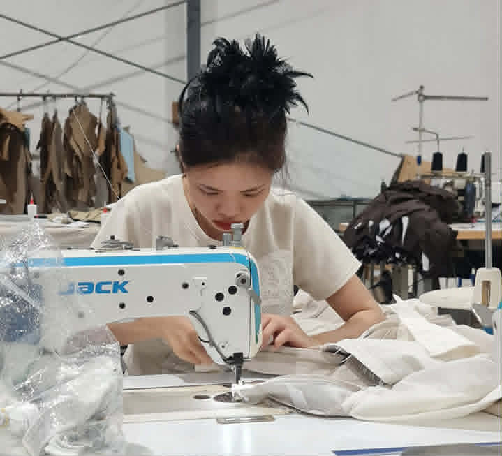 Chị Gấm - nữ công nhân may, luôn học hỏi, sáng tạo trong công việc. Ảnh: Minh Hương.